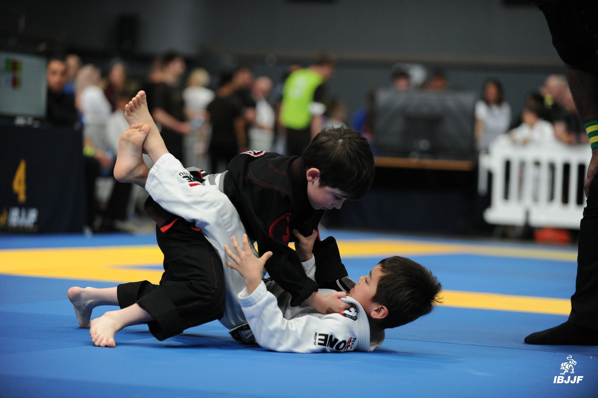 Niños luchando en el suelo en el IBJJF Montreal Open 2026
