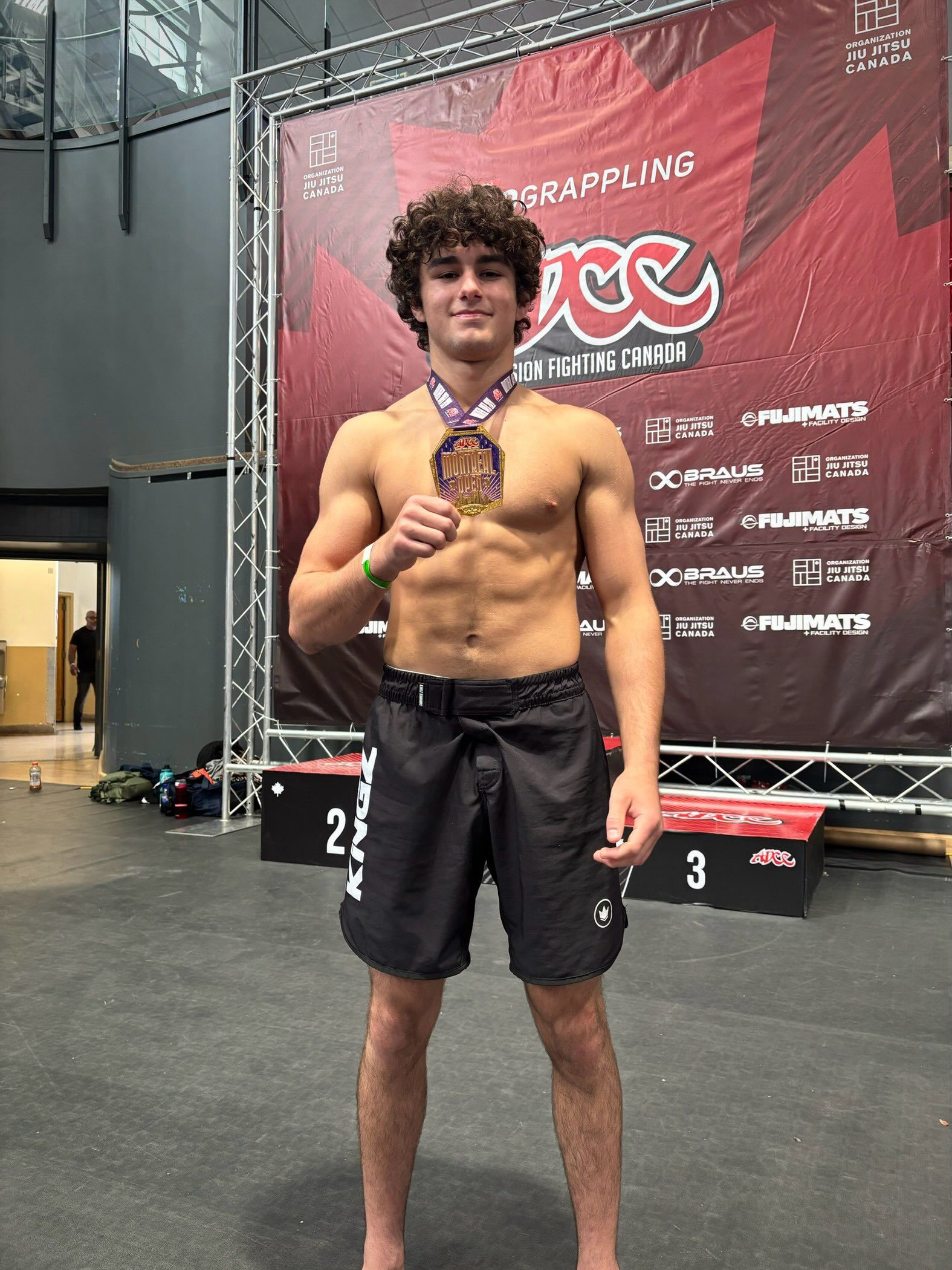 Une médaille d'or devant la bannière ADCC