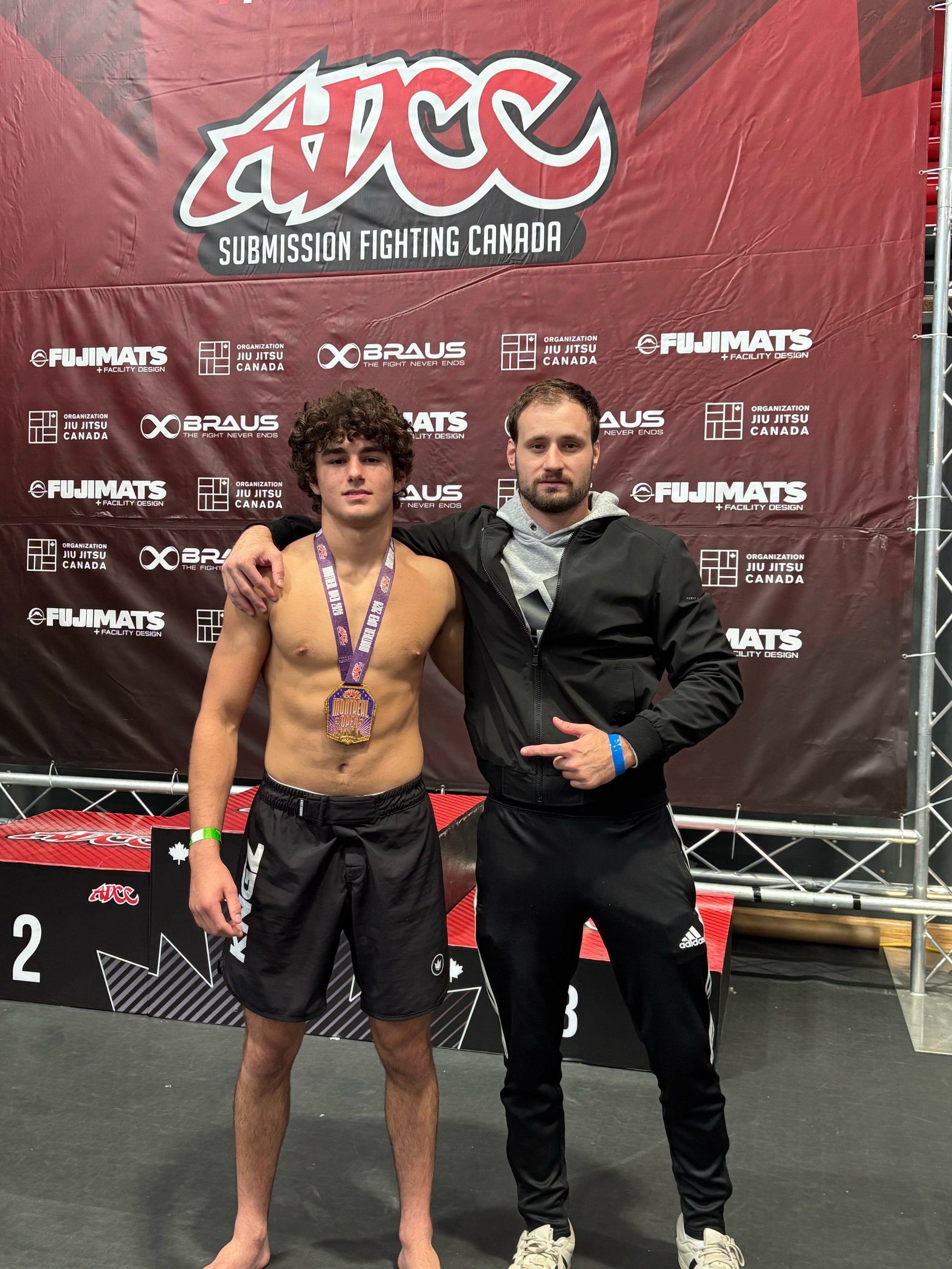 Une photo avec la médaille d'or à l'ADCC Montréal Open