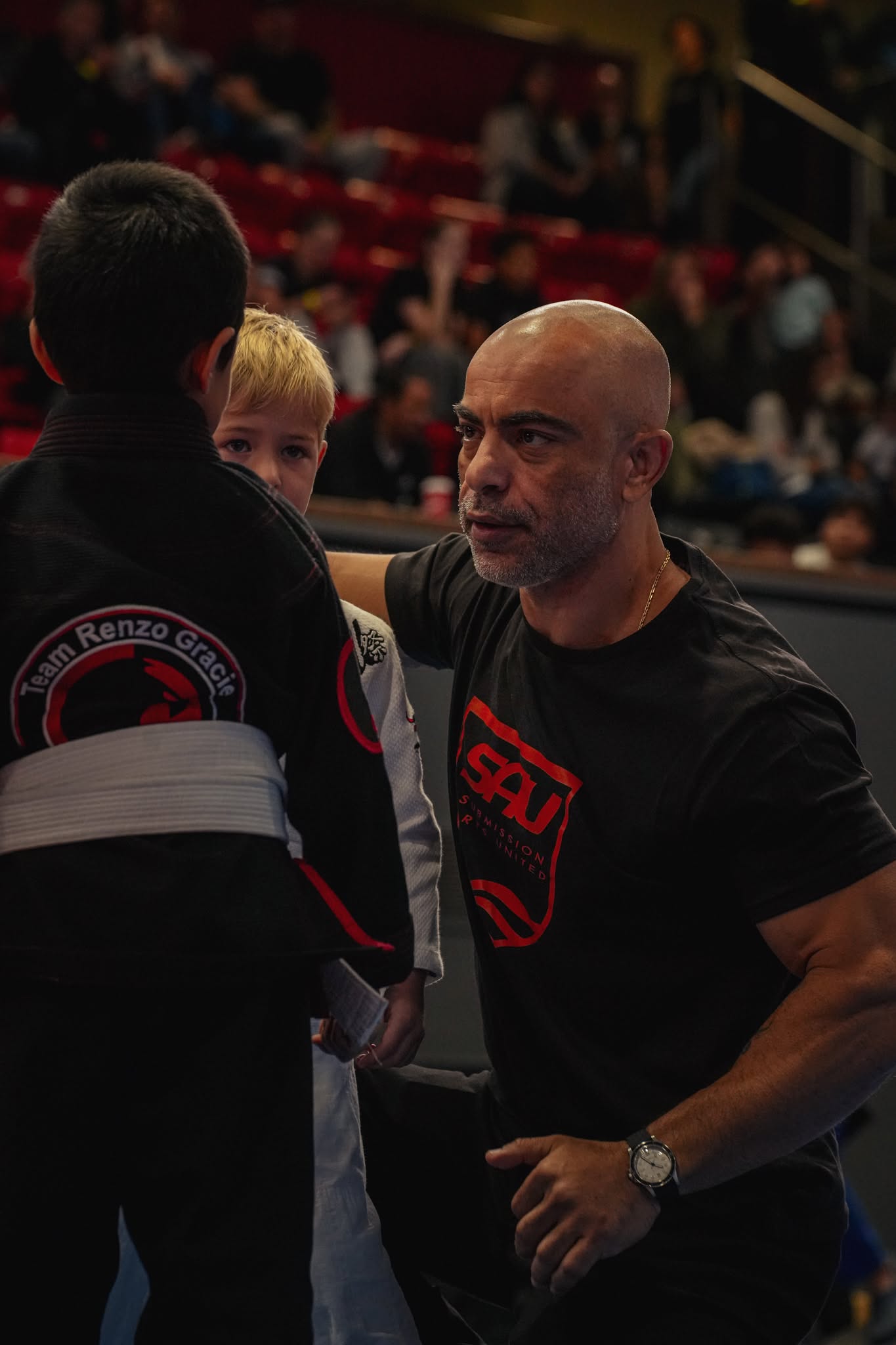 An SAU official talks to two young competitors before their match at the SAU Montreal Regional 2026