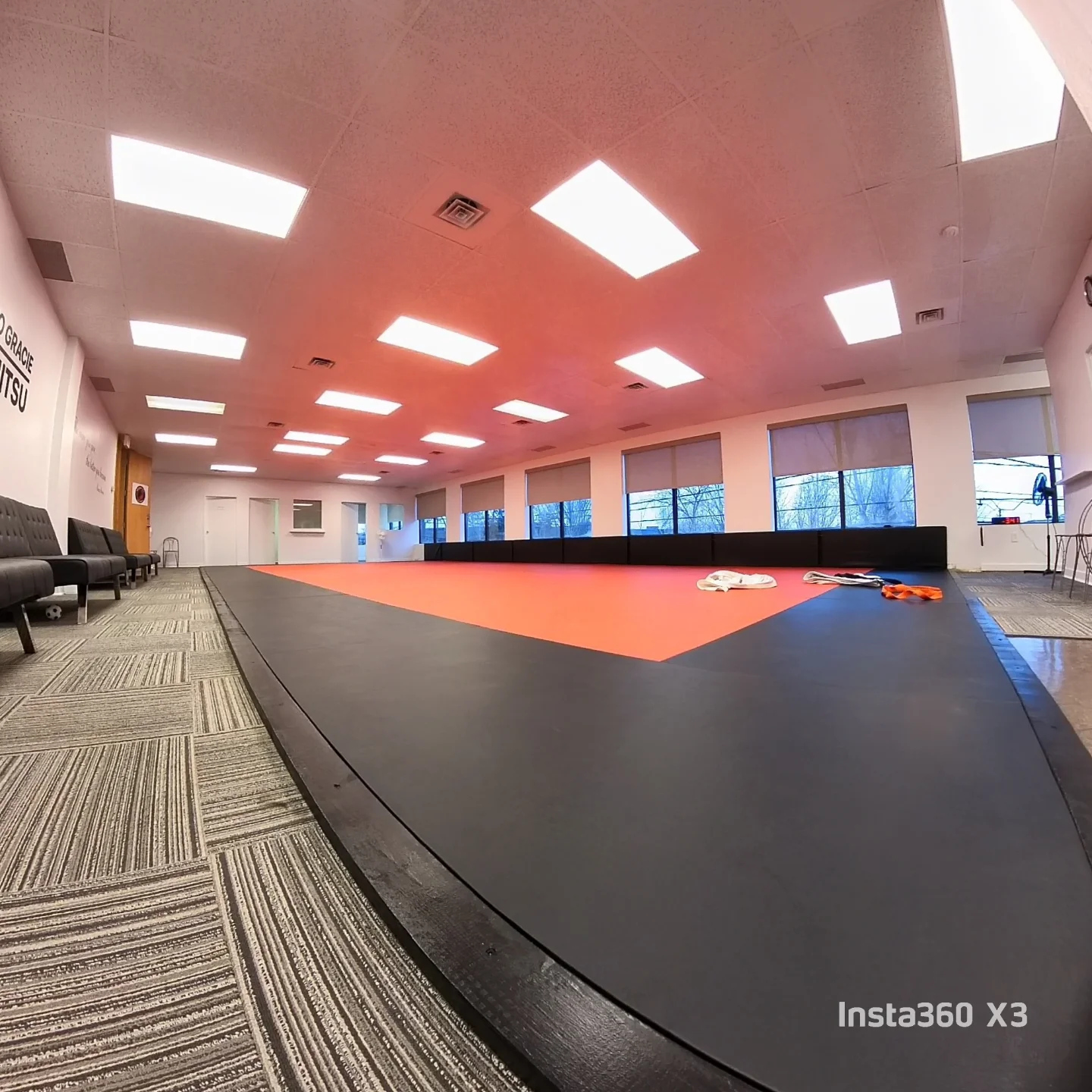 Vue large des nouveaux tapis orange et noirs sous un éclairage vif
