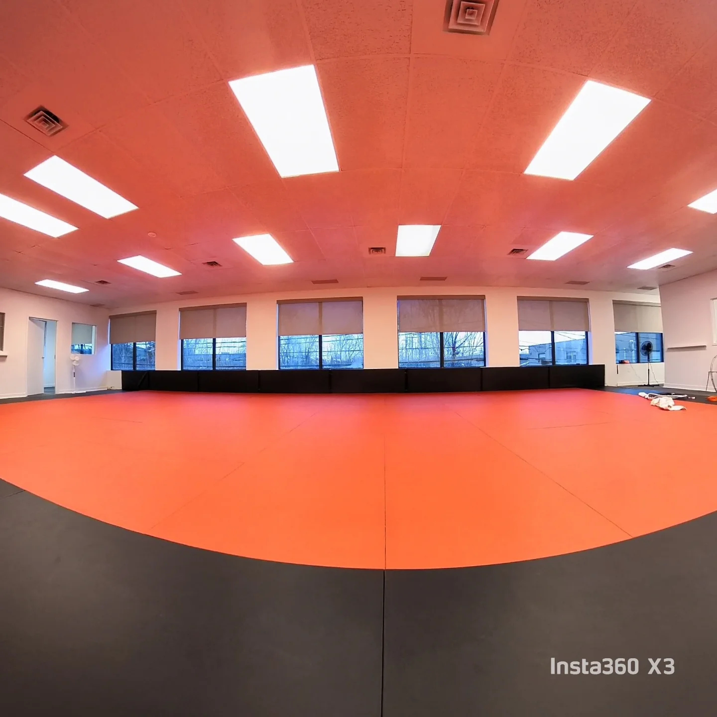 Les tapis orange s’étendent vers la rangée de fenêtres