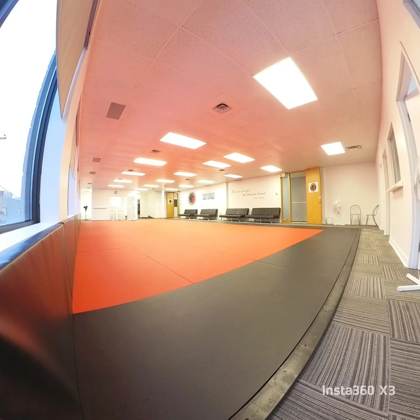 La nouvelle salle d’entraînement vue sur sa longueur, le long des fenêtres