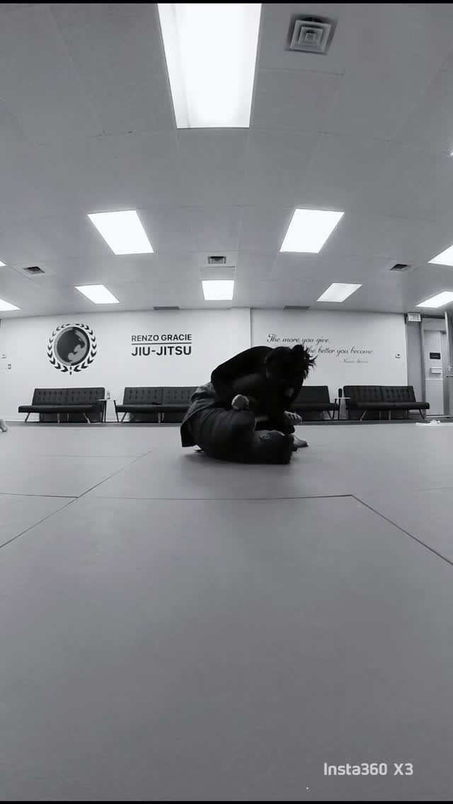 Imagen en blanco y negro de dos parejas rodando con gi en el tatami