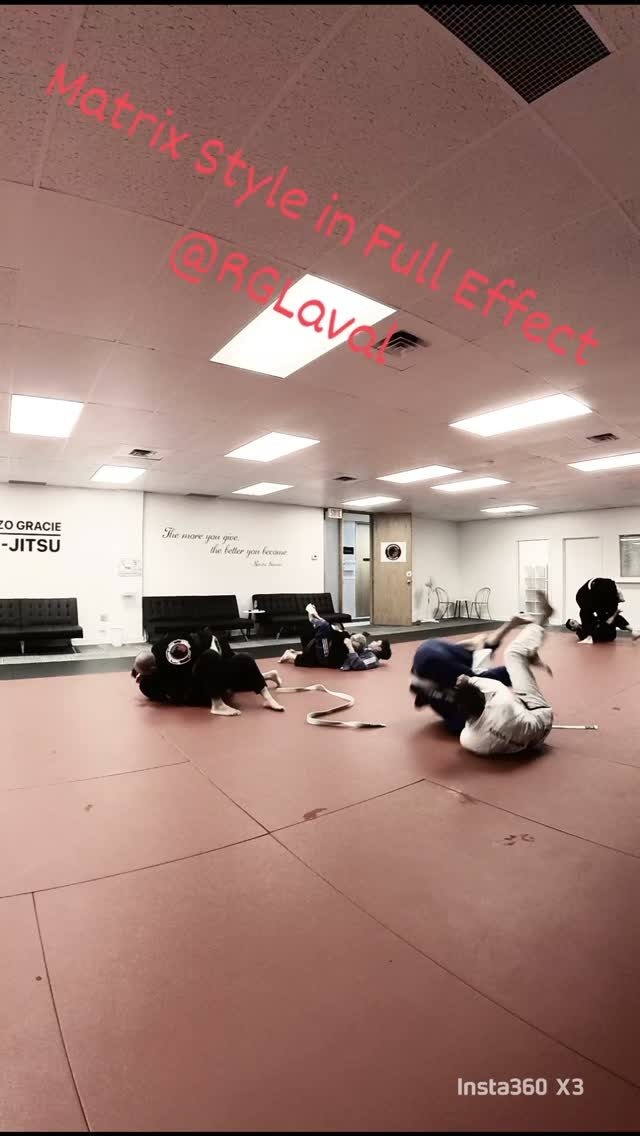 Plusieurs duos en combat sur les tapis sous les mots Matrix Style in Full Effect