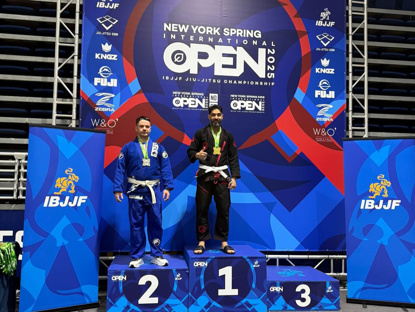 Deux compétiteurs ceinture blanche sur le podium, l’or sur la plus haute marche