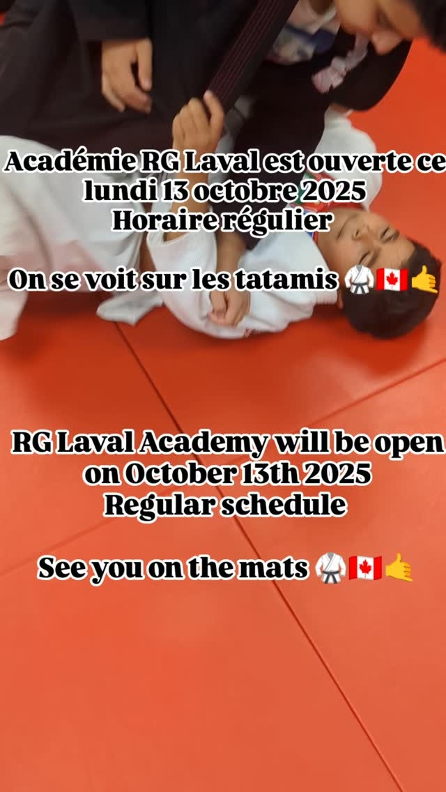 Young students grapple on red mats behind a holiday opening notice in French and English