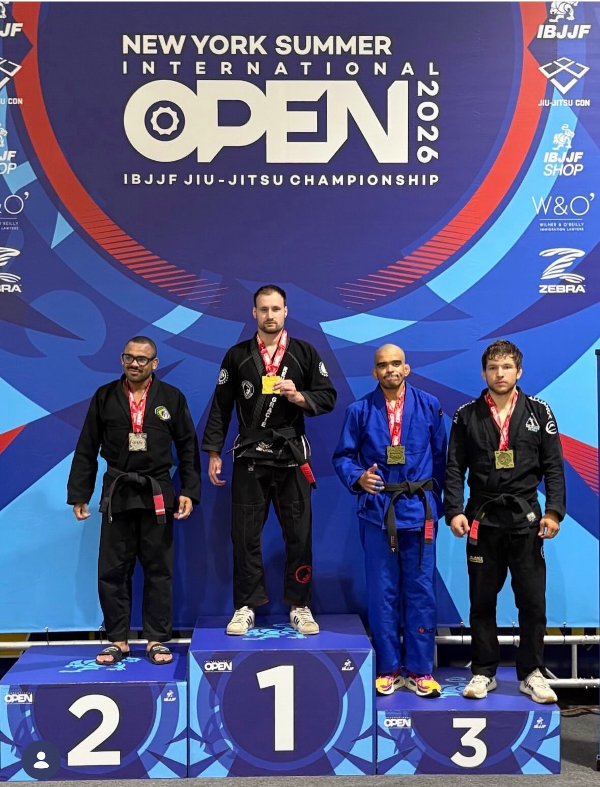 Des compétiteurs ceinture noire sur le podium avec leurs médailles sous la bannière New York Summer Open 2026