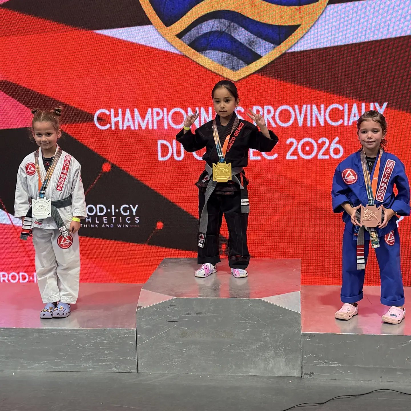 Tres jóvenes competidoras en el podio, con el oro en el centro