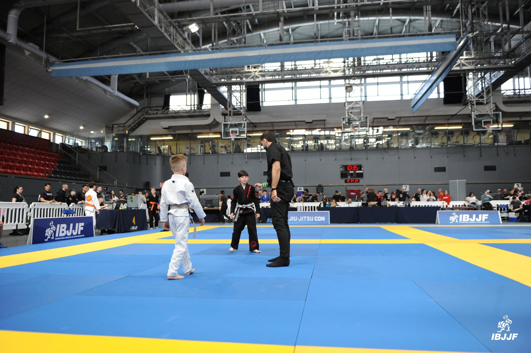 两名小朋友在2026年IBJJF蒙特利尔公开赛上开始比赛